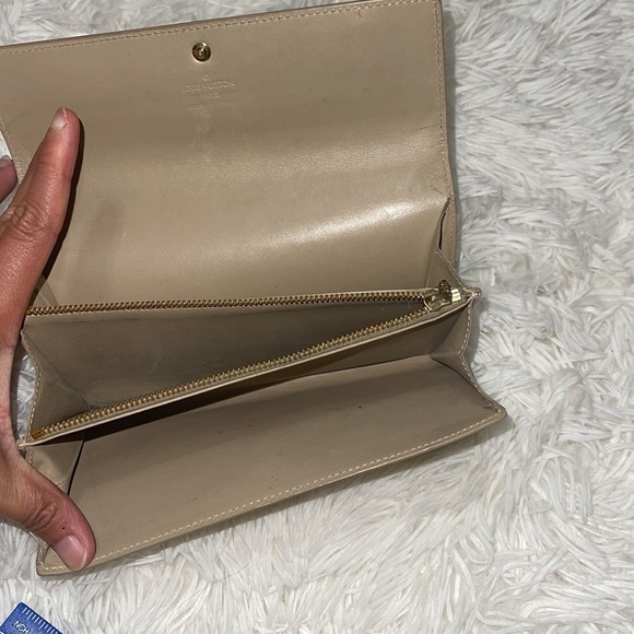 Authentic Louis Vuitton Vernis Sarah Wallet - Picture 8 of 16